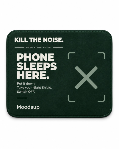Dunkelgrünes Moodsup Phone Pad mit Phone Sleeps Here Schriftzug und markierter Handyablage