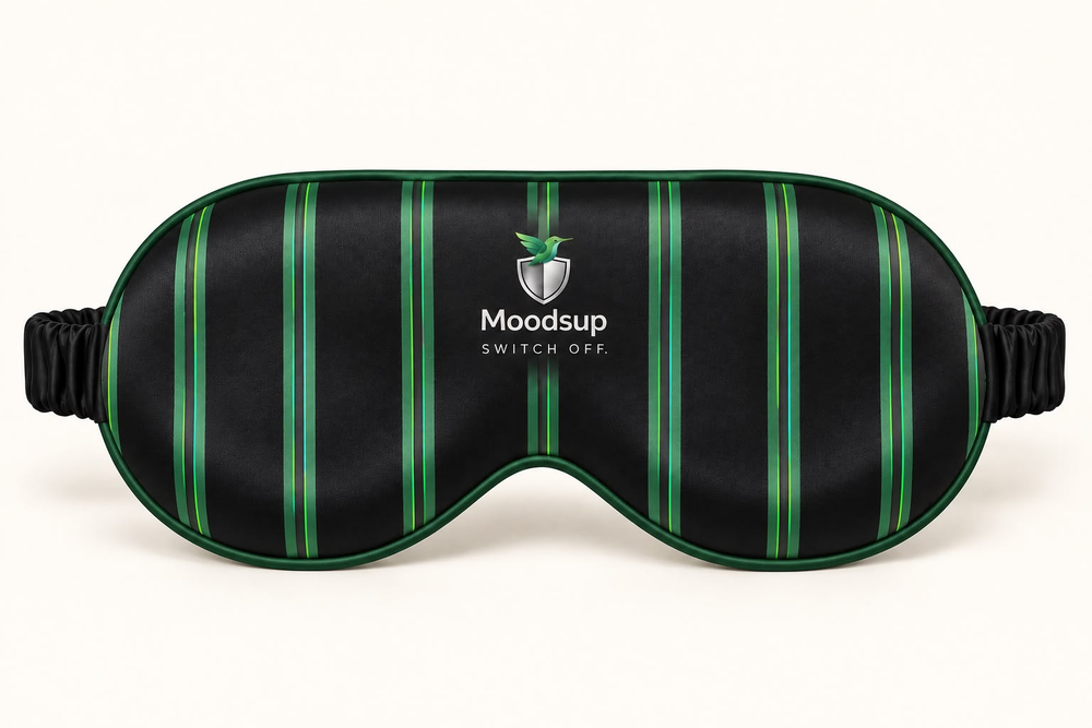 Schwarze Moodsup Schlafmaske mit grünen Streifen und Kolibri-Logo